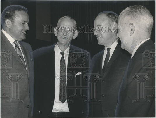 1967 Dr. Paul Haley & others hailing top citizen in Alabama - Historic Images
