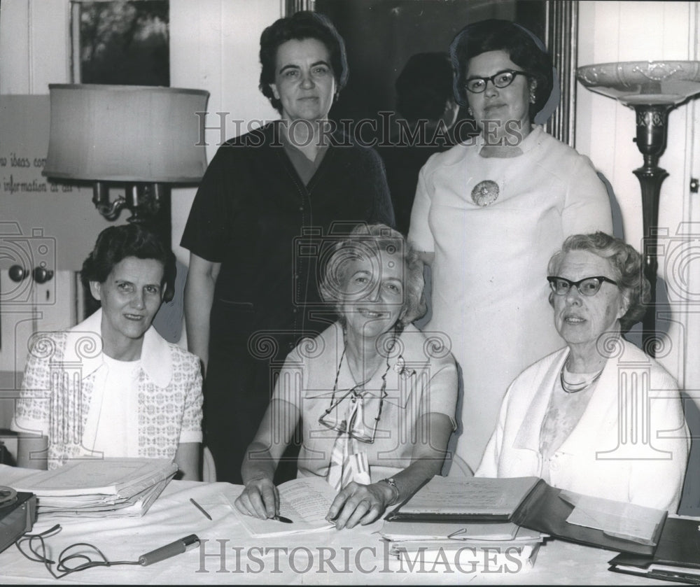 1969 Press Photo Lillian Hagood, with others, at Sixth annual reading conference - Historic Images