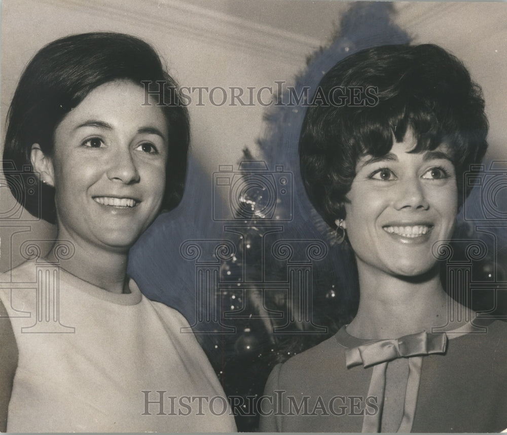 1968 Press Photo Yule Party for Scribblers newcomer - abno01627 - Historic Images