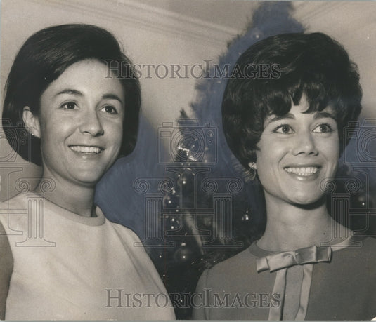 1968 Press Photo Yule Party for Scribblers newcomer - abno01627 - Historic Images