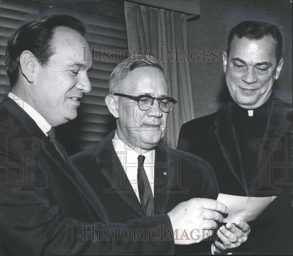1963 Press Photo Dr. James Edmondson, college association leader, gives grant - Historic Images