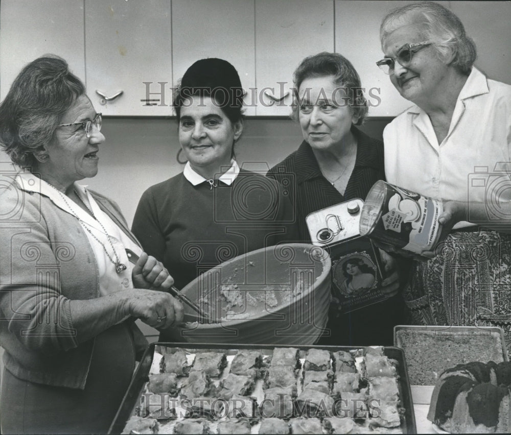 1965 Press Photo Sisterhood readies for annual Chanukah Supper - abno01733 - Historic Images