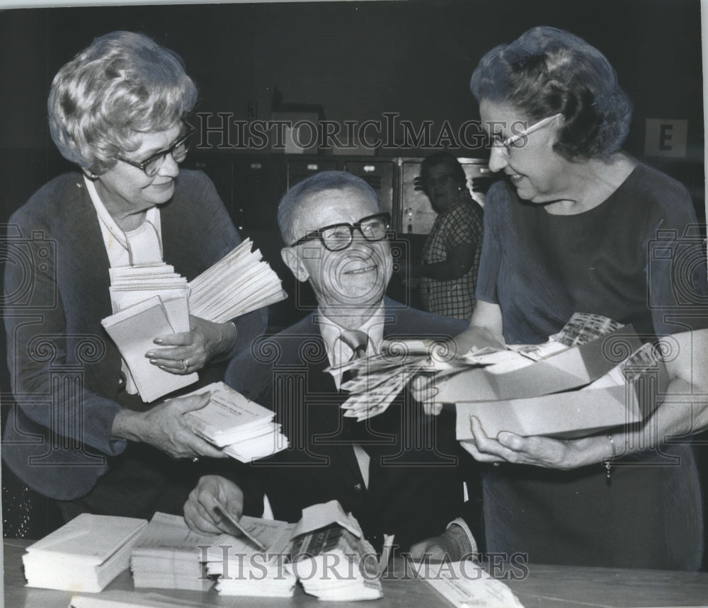 1970 Press Photo Christmas Seals - John Bloomer and Volunteers, Birmingham - Historic Images