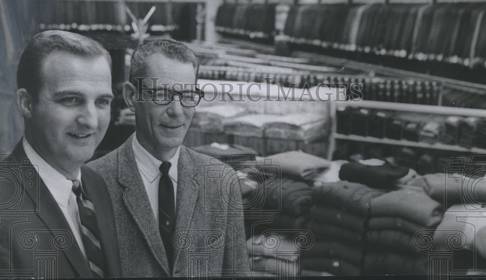 1967 Press Photo Pat Dial, Ray Dorisbach Look at Stein's Clothing Stores, AL - Historic Images