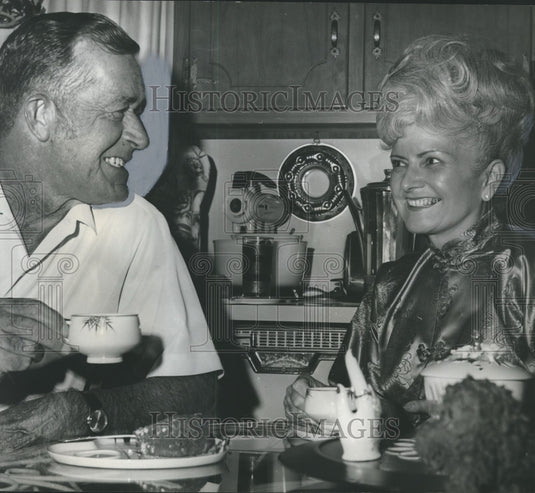 1971, John and Margaret Dillon have cake in their kitchen - abno01792 - Historic Images