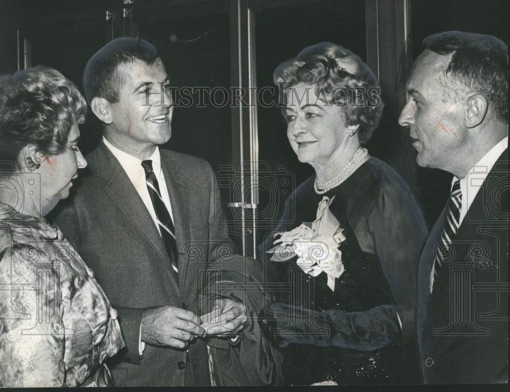 1964 Press Photo Elegantly gowned patrons chat before curtain call... - Historic Images