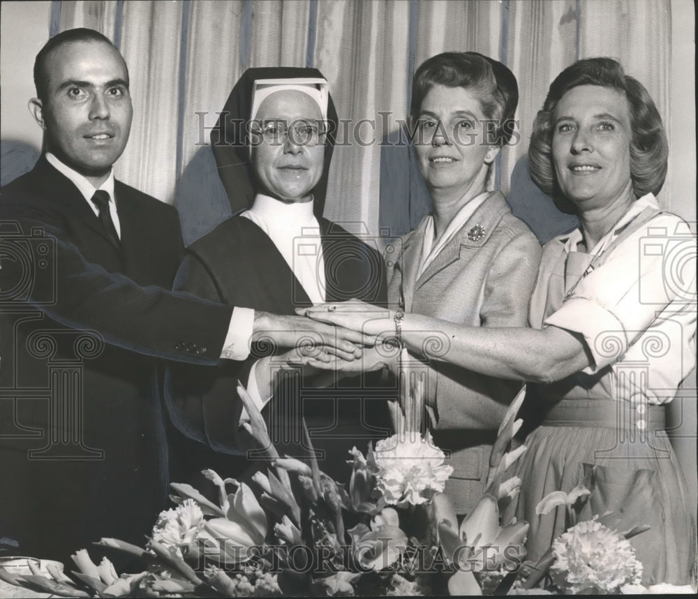 1965 Press Photo St. Vincent Hospital Auxiliary Members Celebrate Anniversary - Historic Images