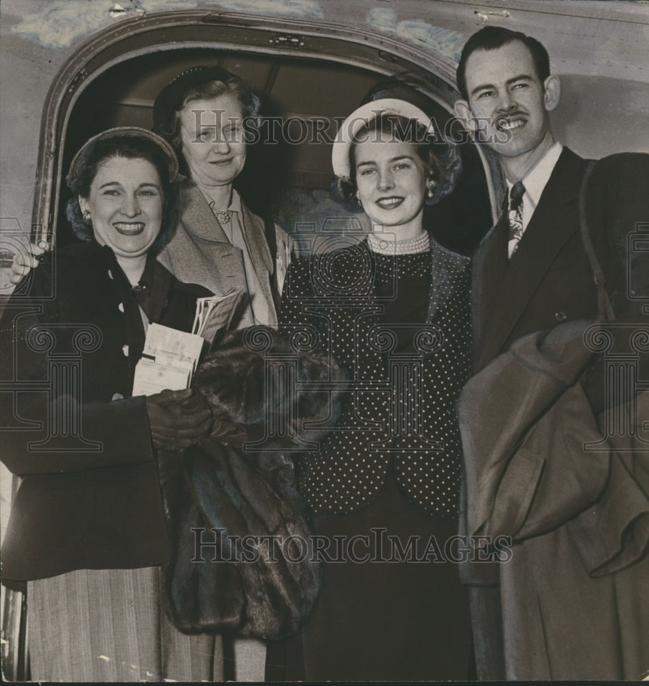 1950 Lily Mae Caldwell, Birmingham Staff Writer, on way to Hollywood - Historic Images