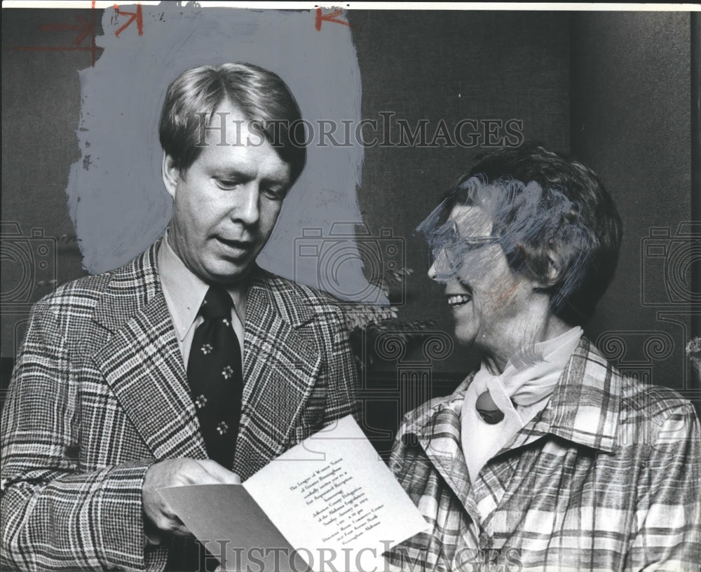 Press Photo Representative Jim Bennett with league member Janeal Griffis - Historic Images