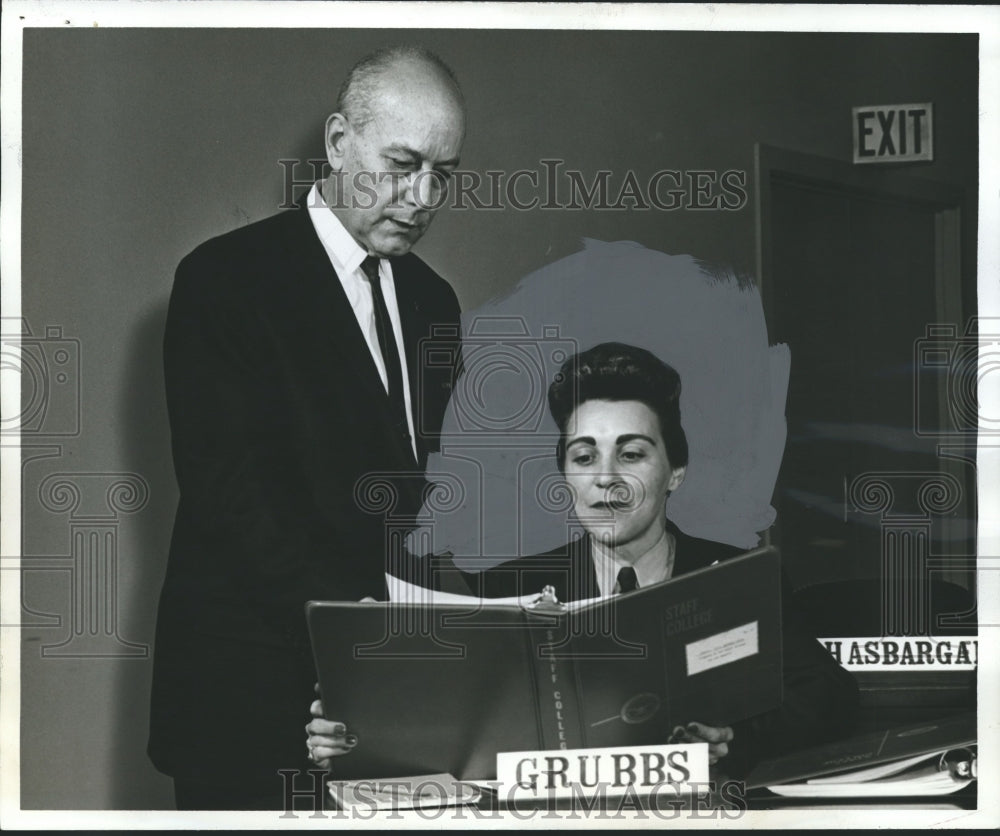 1964 Press Photo Mrs. Marilyn Grubbs of the Civil Defense, Reads Material - Historic Images