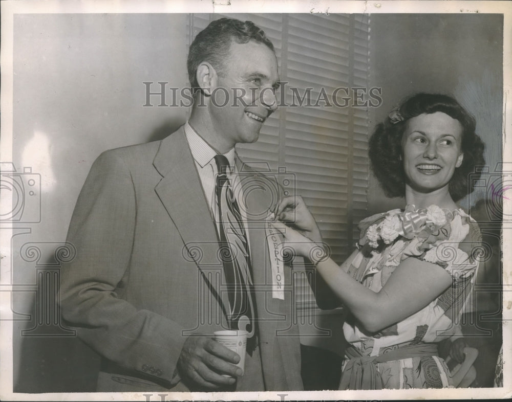1949 Judge Talbot Ellis with Betty Mize at Bessemer courthouse annex - Historic Images