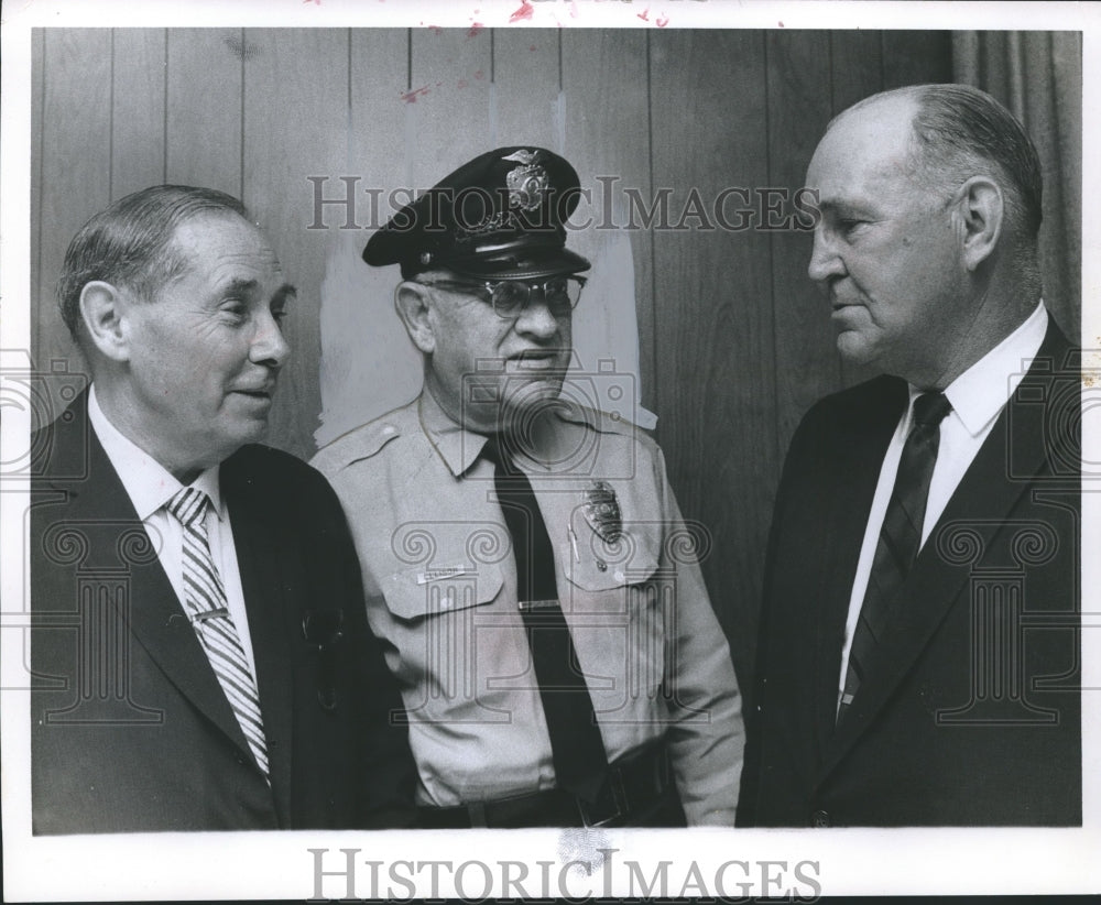 1967, Police officer C. L. Ellison with others - abno02040 - Historic Images