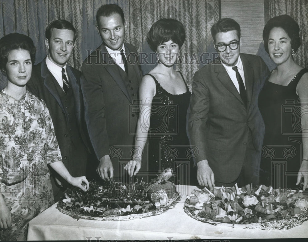 1962 Press Photo Scribblers enjoying a buffet supper at the King&#39;s Inn - Historic Images