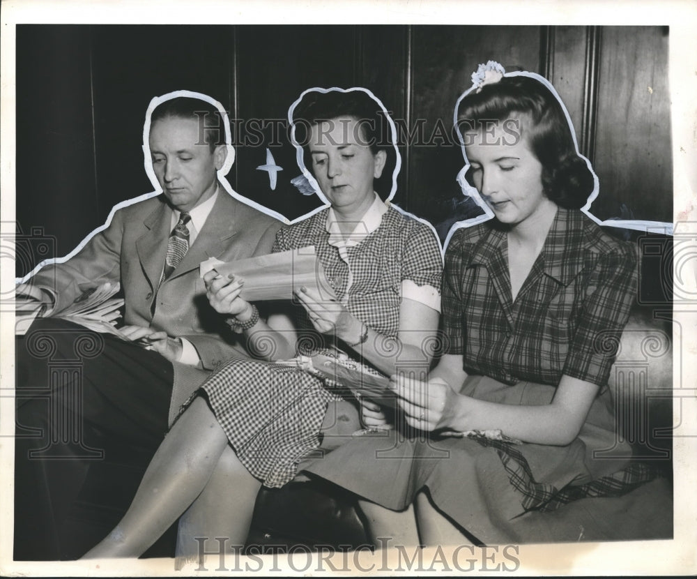 1942, Houston Cole and family read letter - abno02063 - Historic Images
