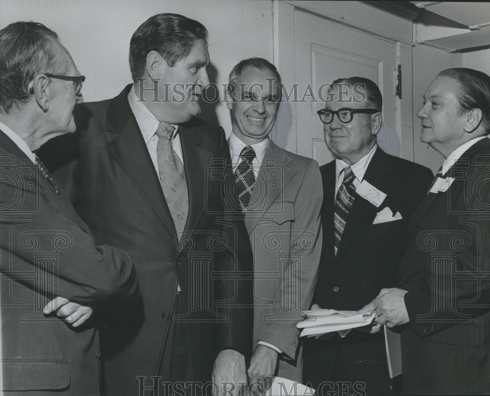 1975 Press Photo Politician Richard Dominick, Others at Birmingham College Event - Historic Images