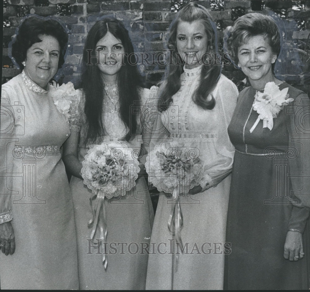 1971 Press Photo Mrs. Fred M. Downing and Mrs. Carl Croninger with Daughters - Historic Images