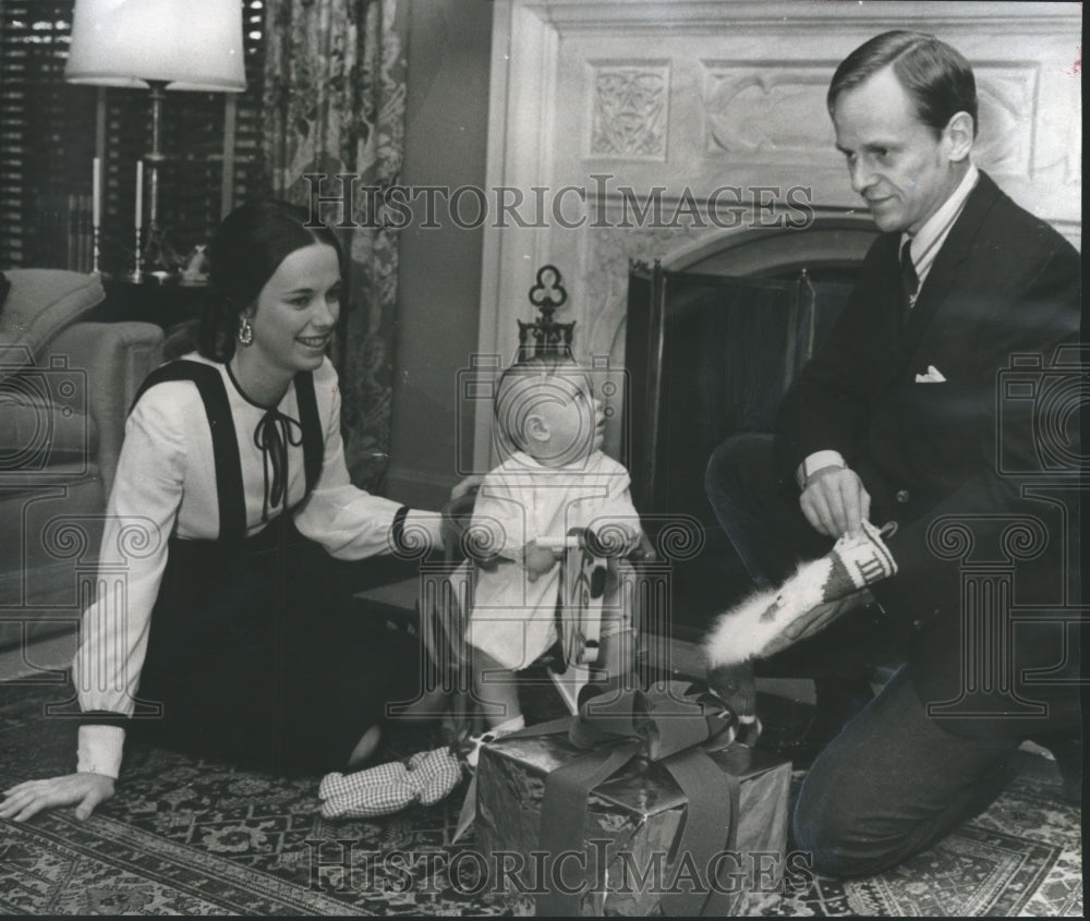 1971 Press Photo First Christmas - Key Foster Jr., with family, Scribblers - Historic Images