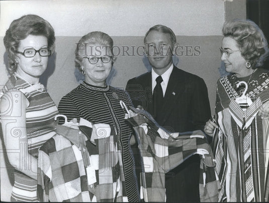 1971 Press Photo Senate ladies presented Judy Bond blouses, made in Red Level-Historic Images