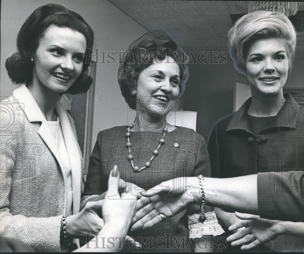 1965 Press Photo Linda Folsom, Mrs. McJunkin, Patsy Puckett, BPW Members - Historic Images