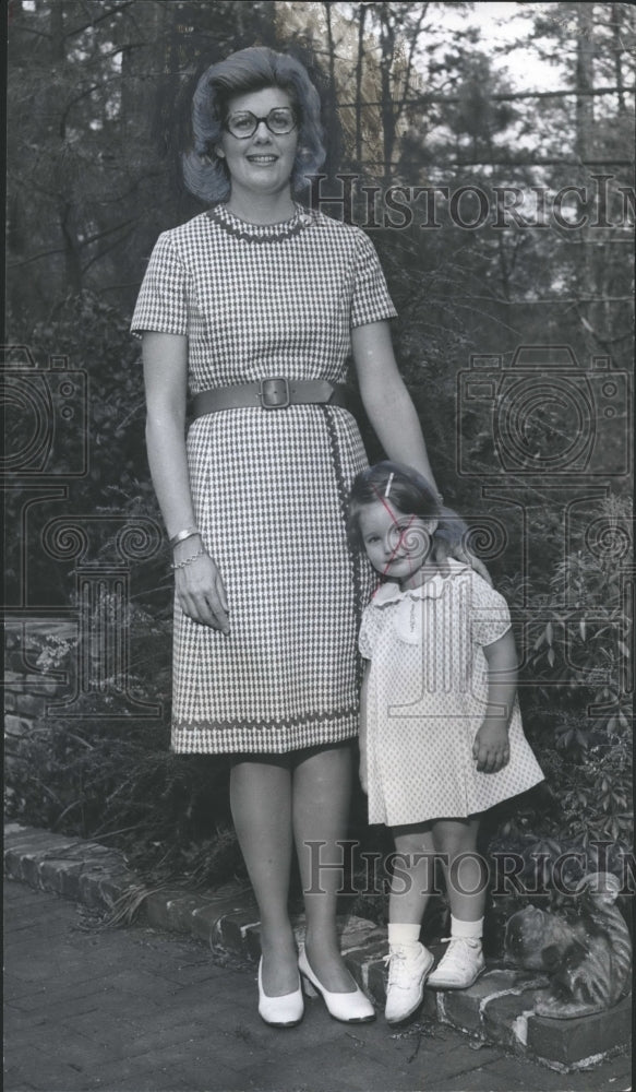 1972 Junior League President Jane French and Daughter Janie - Historic Images