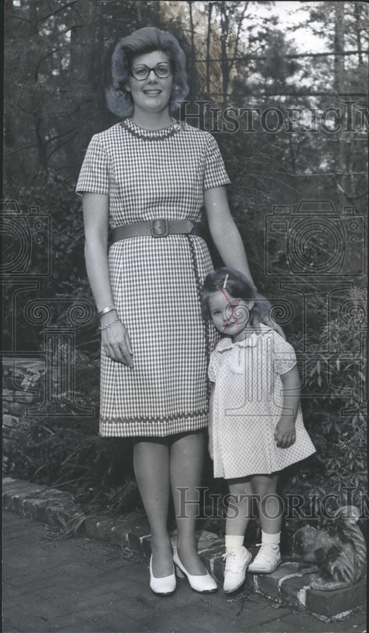 1972 Junior League President Jane French and Daughter Janie - Historic Images