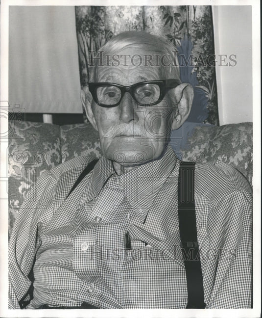 1975, "Grandpa" Buck Cooper, Coosa County's Oldest Citizen - Historic Images