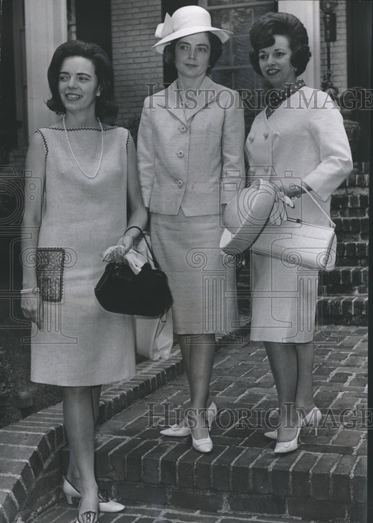 1966 Press Photo Scribblers - Visitor's in the local party whirl - abno02296 - Historic Images