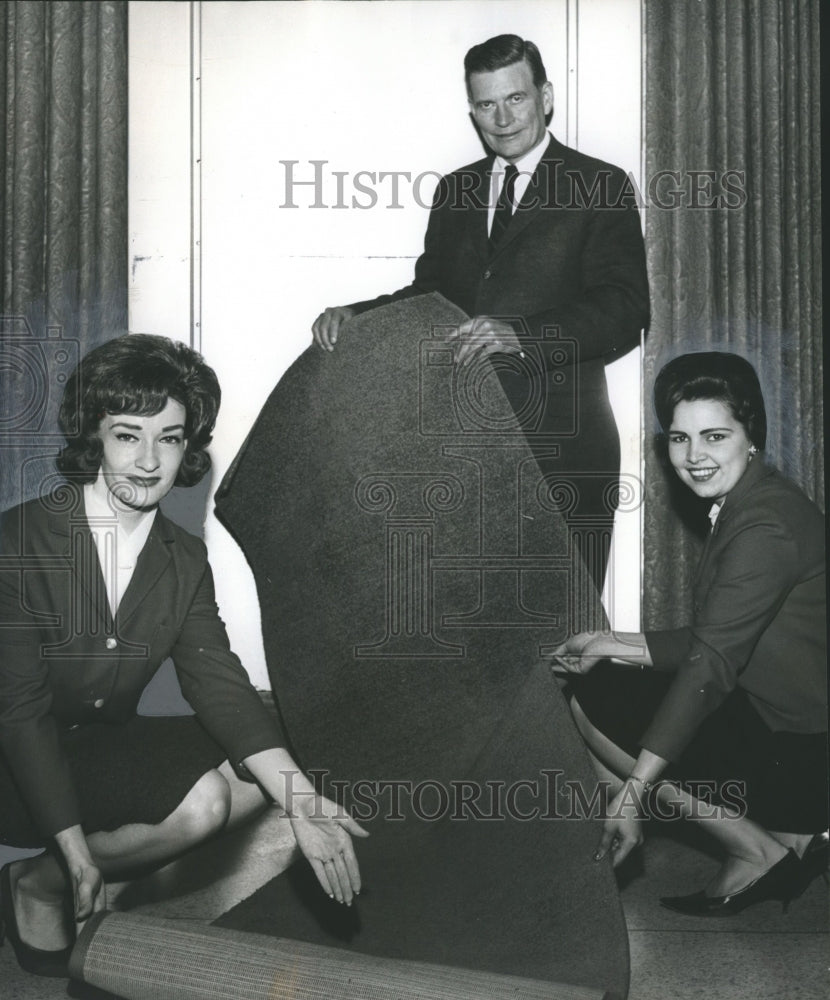 1964 Press Photo Birmingham Trust National Bank rolls out the red carpet - Historic Images