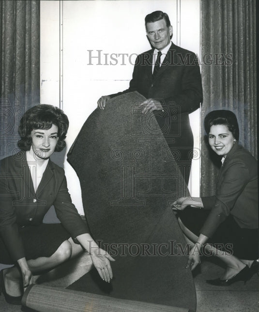 1964 Press Photo Birmingham Trust National Bank rolls out the red carpet - Historic Images