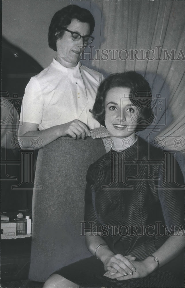 1966 Press Photo Cotton Maid Mary Elizabeth Hinkle and her mom prepare for trip - Historic Images