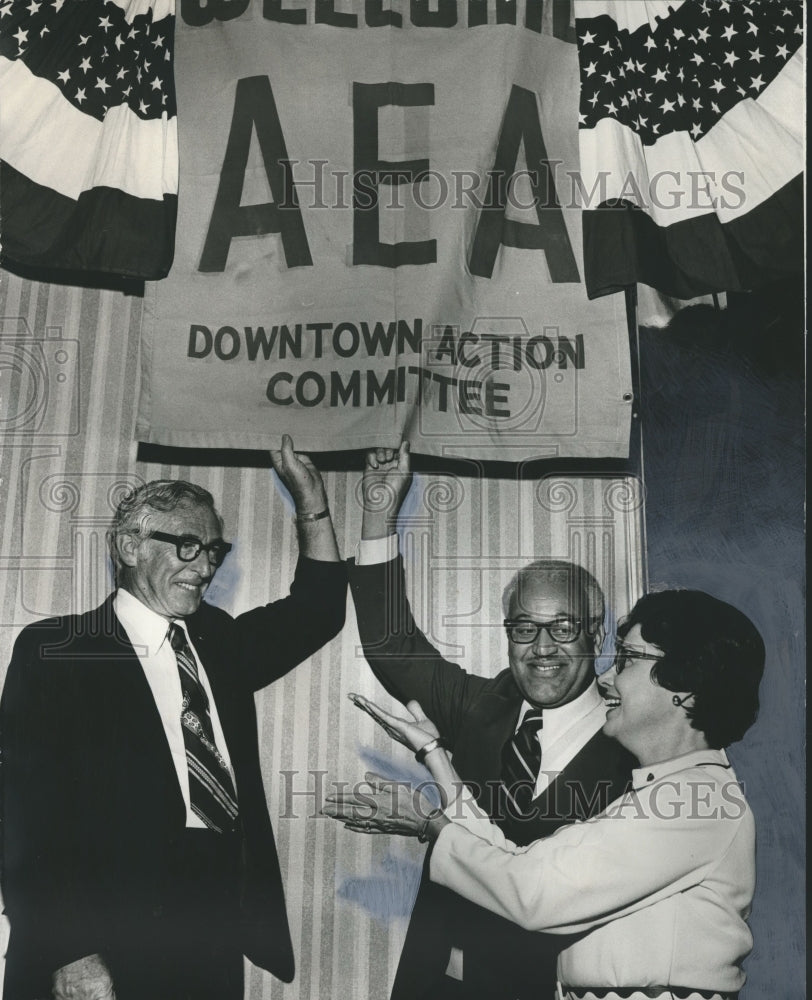 1974, AEA president James Dunn with Miriam Heaton in Birmingham - Historic Images