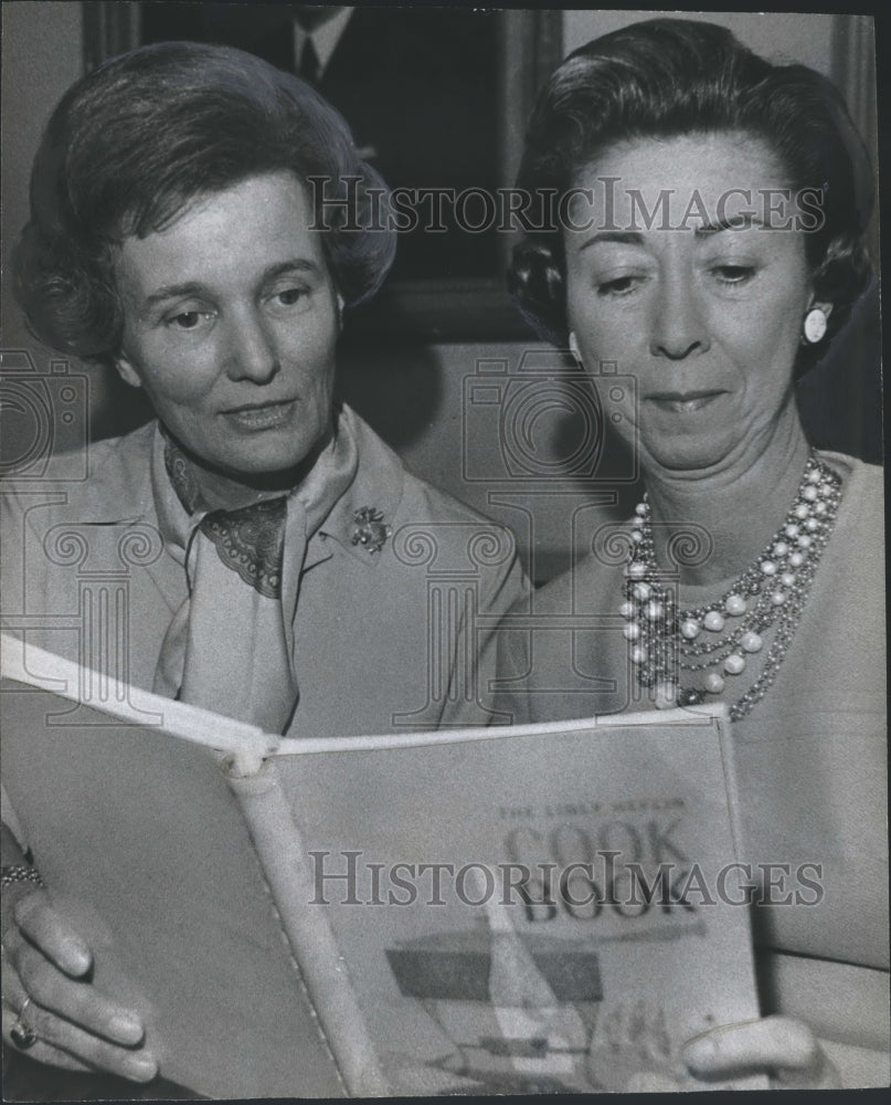 1970 Press Photo Officers of Linly Heflin unit reviews cook book - abno02340 - Historic Images