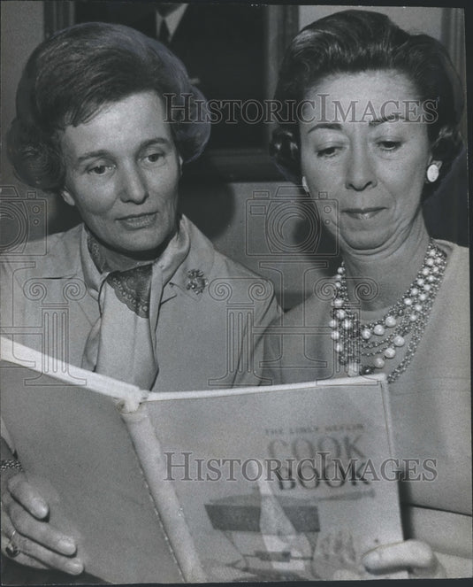 1970 Press Photo Officers of Linly Heflin unit reviews cook book - abno02340 - Historic Images