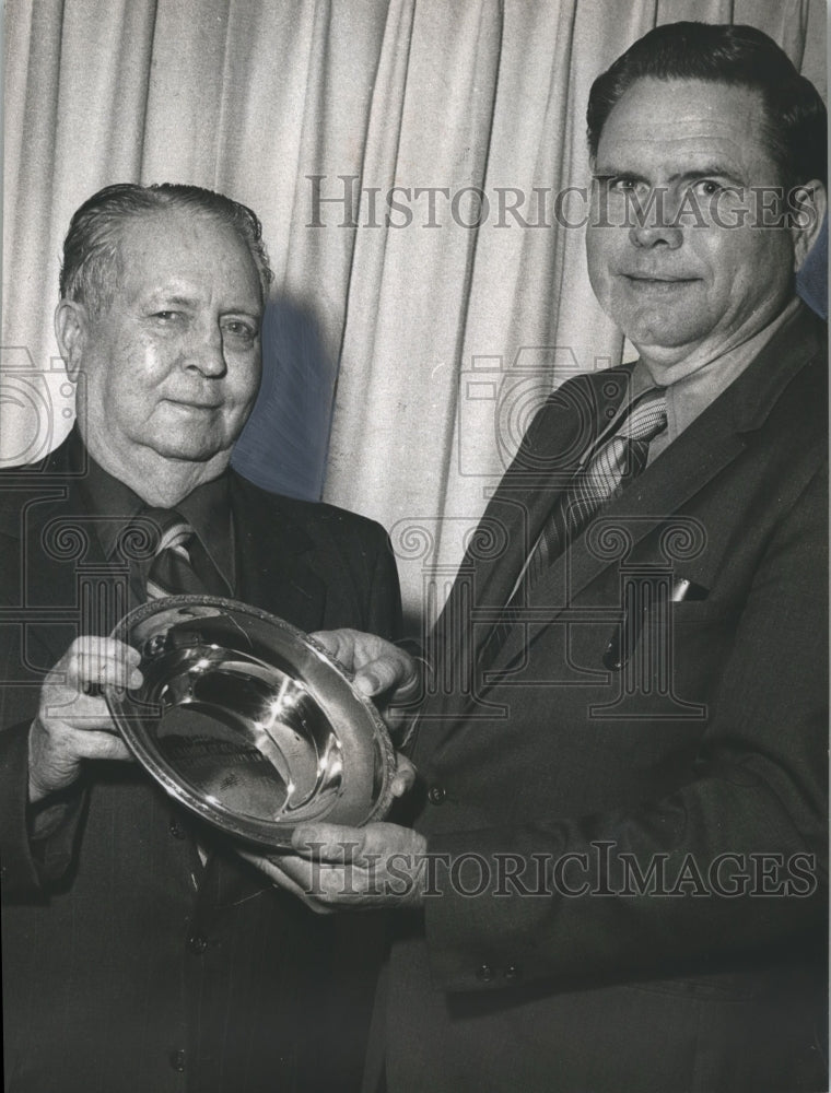 1971 Press Photo Eastern Chamber of Commerce prexy, Miles Dutton presents award - Historic Images