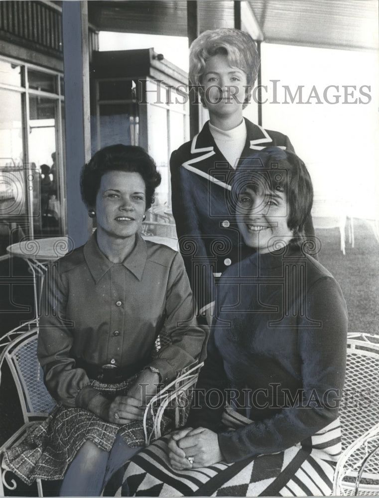 1971, Mrs. Robert Guyton, Mrs. James C. Johnson, Other discuss issues - Historic Images