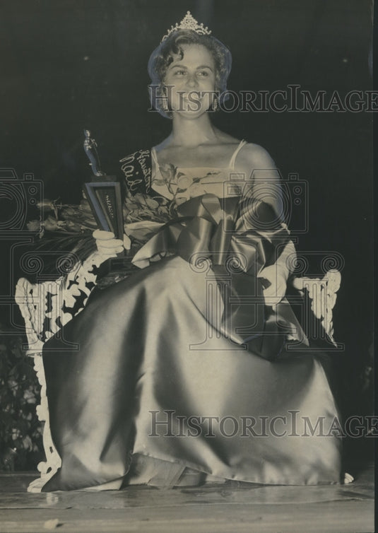 1963, Mozella Pettus is crowned Houston Cty. Alabama Maid of Cotton - Historic Images