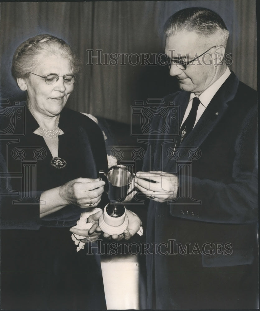 1955 Press Photo Mrs. R. A. Dobbins and George P. Callaway at Awards Ceremony - Historic Images