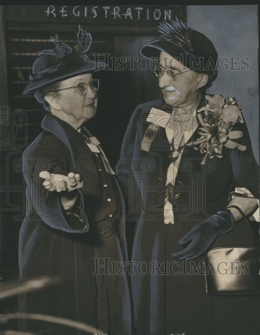 1952 Press Photo Miss Harriett Dobbins, Miss Louise d'Ornellas Mobile at Event- Historic Images