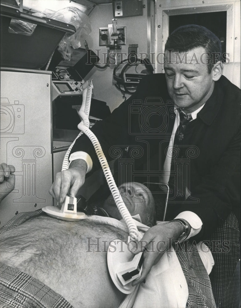 1975 Press Photo Jefferson County Commission President Tom Gloor in Ambulance - Historic Images