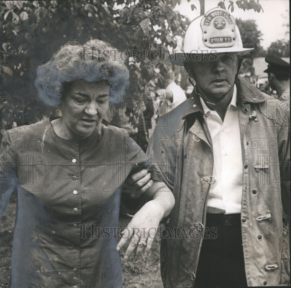 1967 Press Photo Blast victim Mrs. Buzbee and fireman V. L. Northington - Historic Images