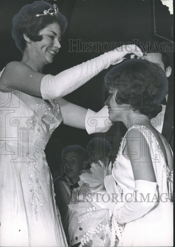 1966 Press Photo Heather Strait crowns Ann Fowler Alabama Junior Miss - Historic Images