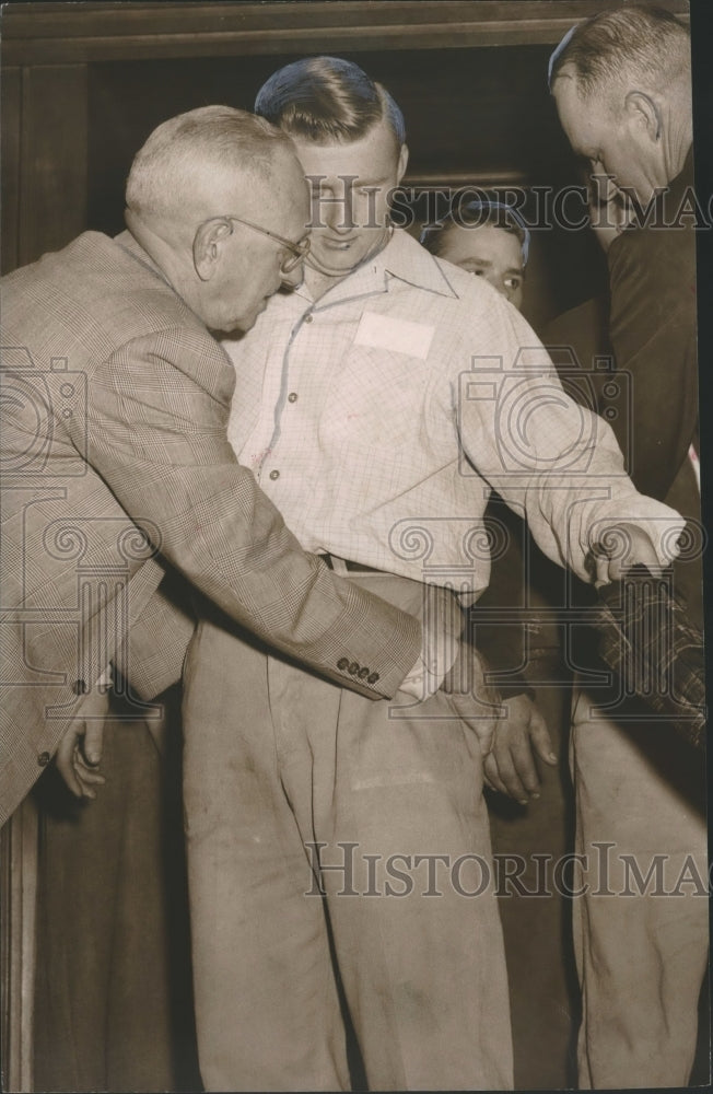 1955 Press Photo Ray Kay patted down by Sheriff&#39;s Deputy Jack McClain at Trial - Historic Images