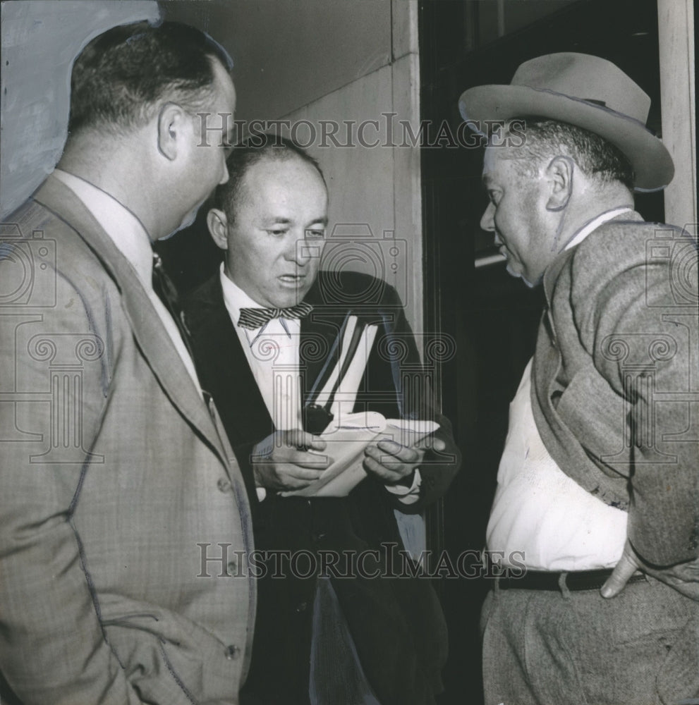1955 Press Photo Defense Attorney Bob Gwin with Others at Russell County Trial - Historic Images