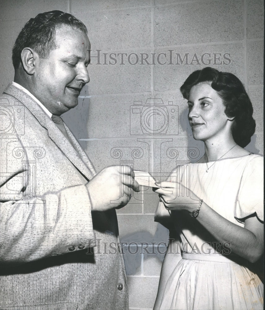 1959 Press Photo Mrs. George Newton receives check from Doctor Woodrow R. Byrum - Historic Images