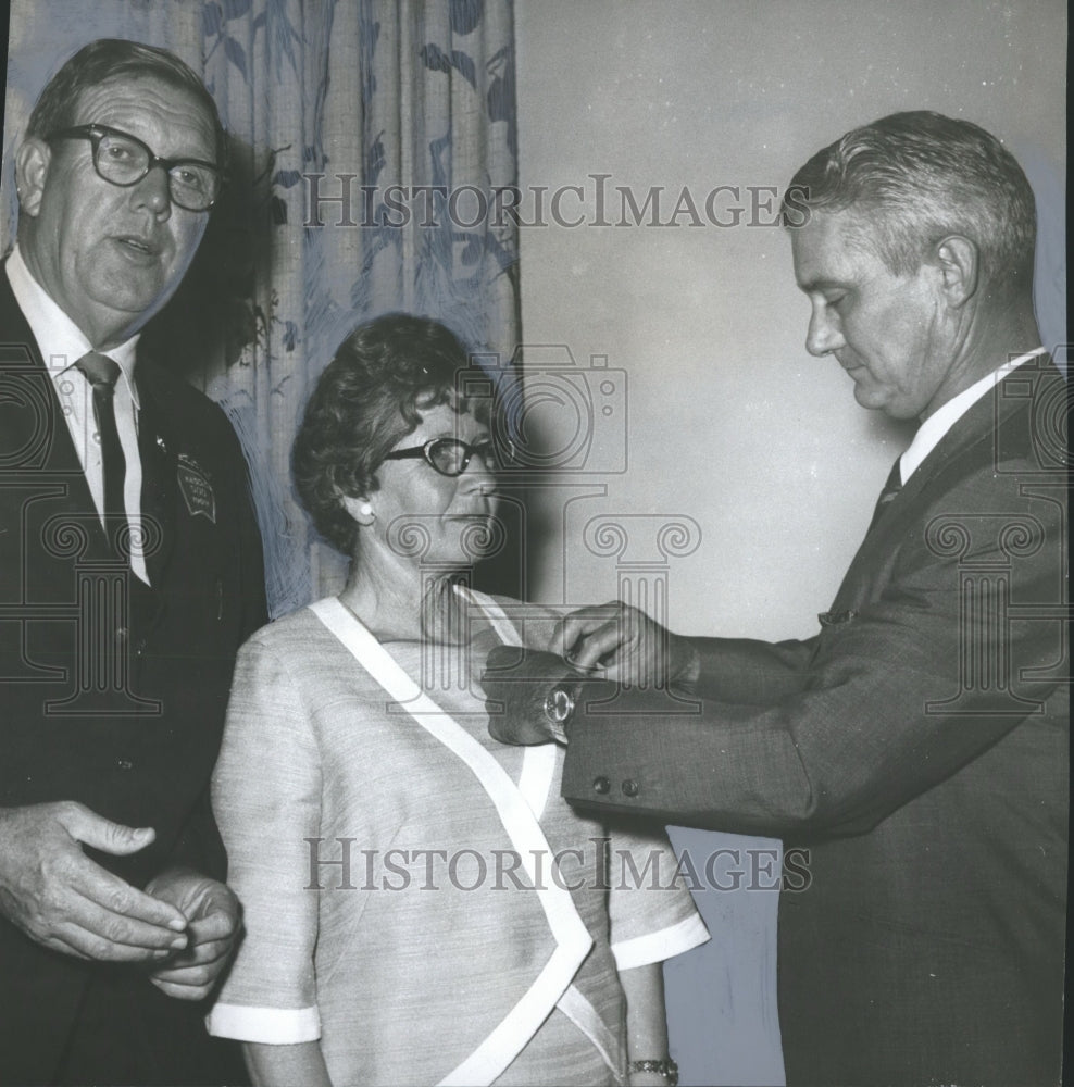 1968 Press Photo Talladega Mayor James Hardwick Pins Racing Patch on Anne France - Historic Images