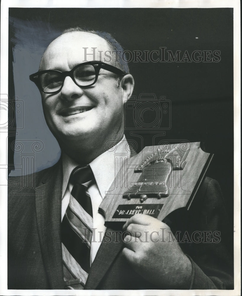 1970 Press Photo Educator J. Reavis Hall with plaque - abno02605 - Historic Images