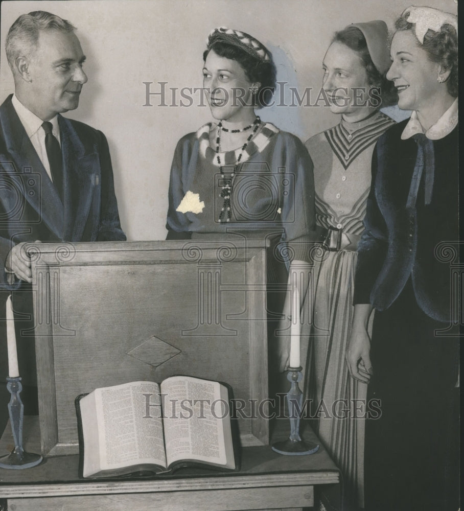 1954 Press Photo Alert Study Club presents altar to Judge Talbot Ellis - Historic Images