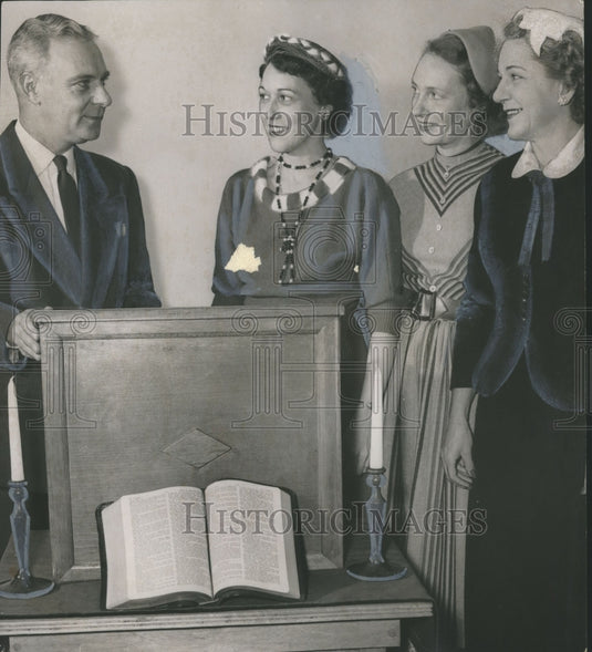 1954 Press Photo Alert Study Club presents altar to Judge Talbot Ellis - Historic Images