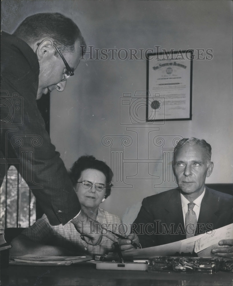 1958 Judge Talbot Ellis meets with Dr. William Murray - Historic Images