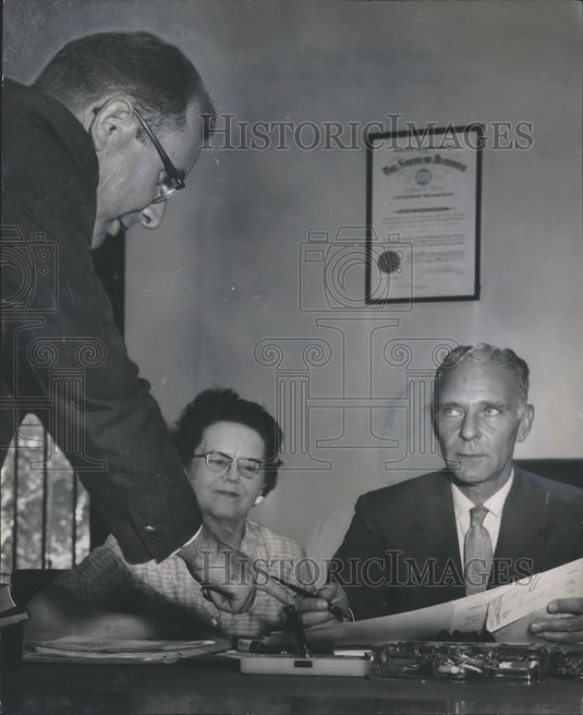 1958 Judge Talbot Ellis meets with Dr. William Murray - Historic Images